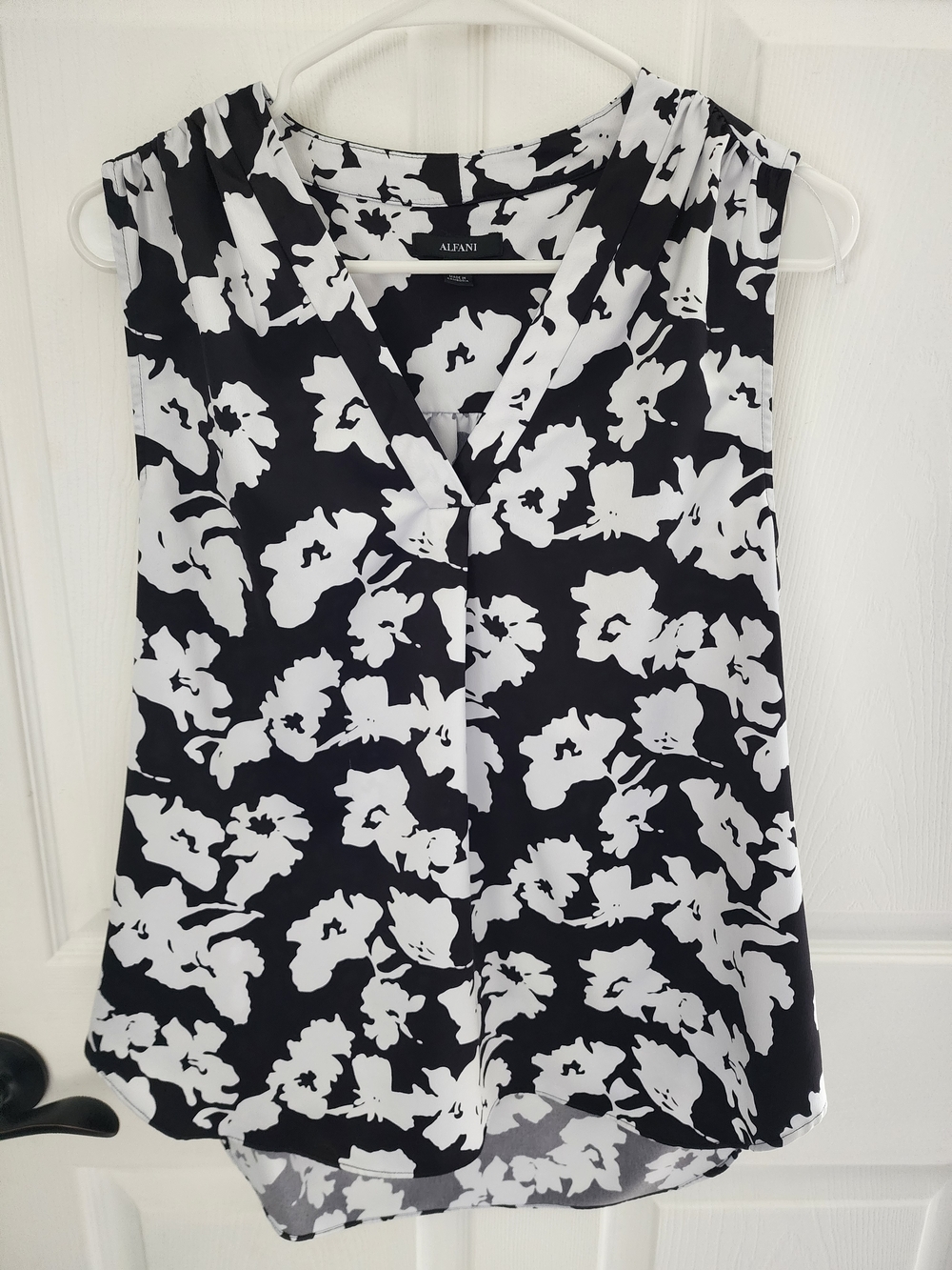 Alfani Black & White Floral Silk V-Neck Sleeveless Blouse